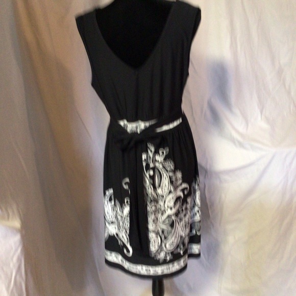 Timeless black dress with white embroidery & accented bodice - Picture 5 of 5